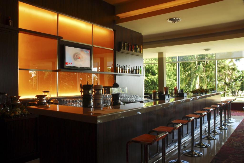 Howard Johnson Plaza Resort & Casino Mayorazgo Parana Restaurant photo The bar at the 2008 Olympic Village