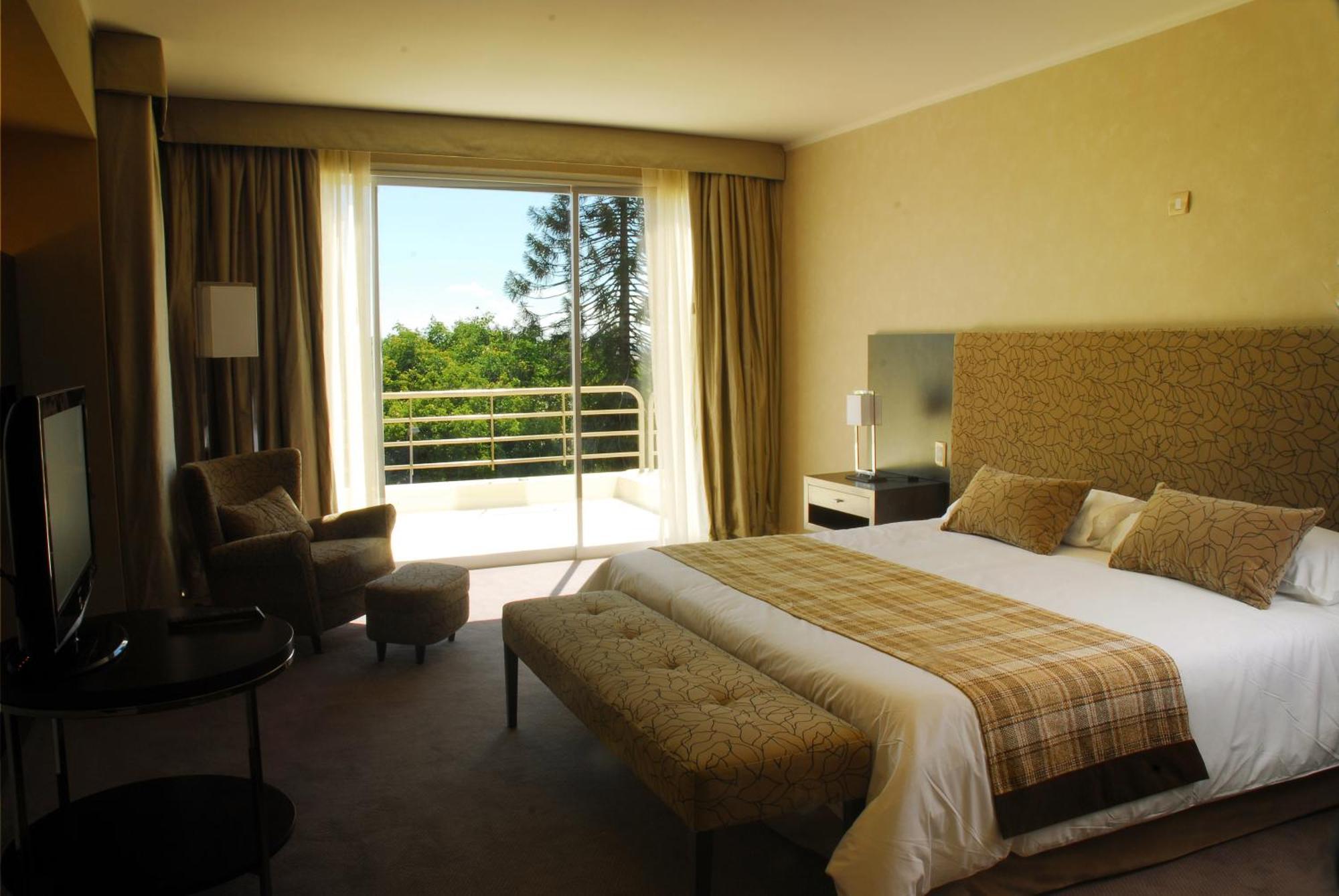 Howard Johnson Plaza Resort & Casino Mayorazgo Parana Room photo A bedroom at the hotel