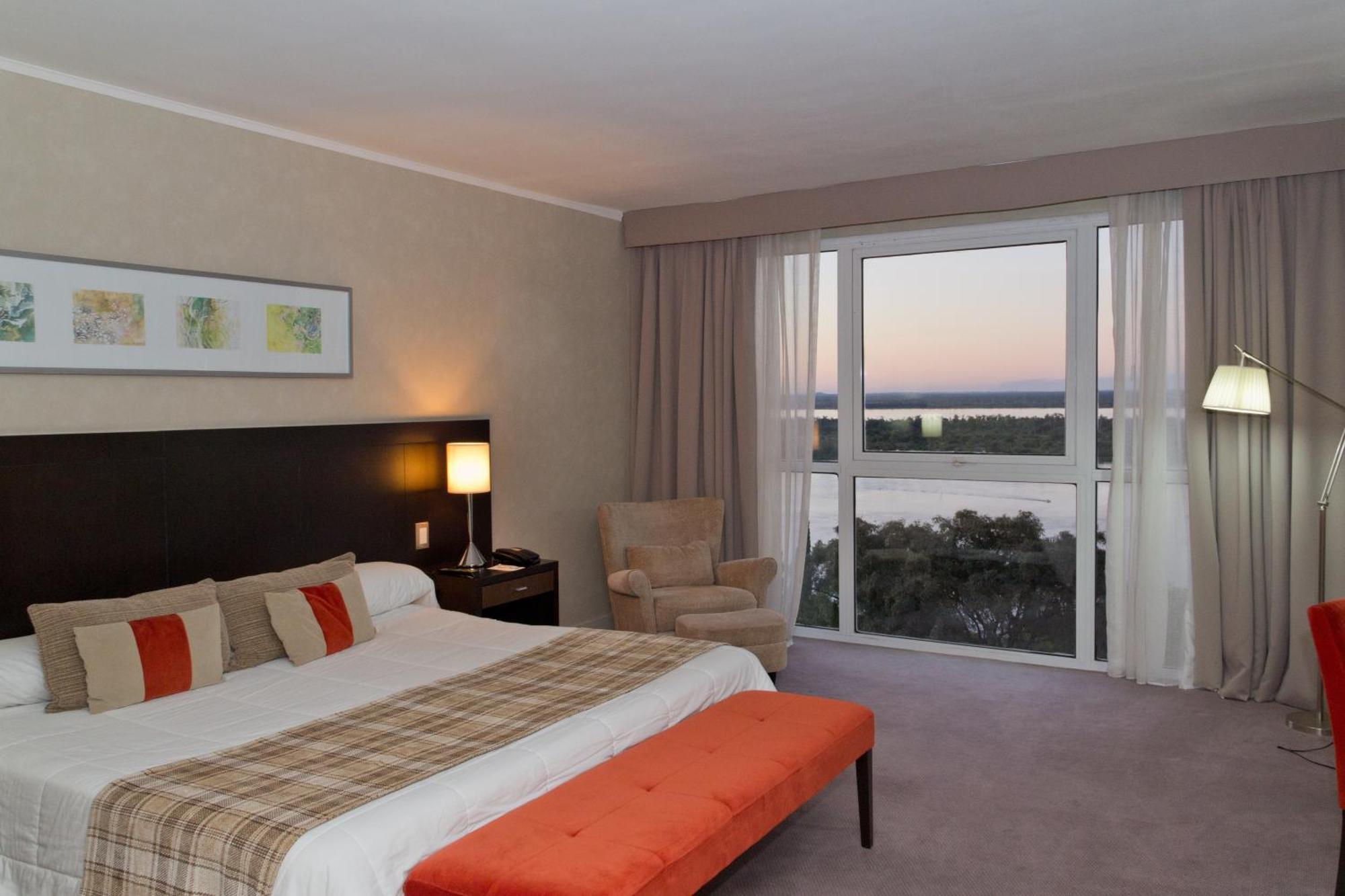 Howard Johnson Plaza Resort & Casino Mayorazgo Parana Room photo A bedroom at the Hilton Johannesburg