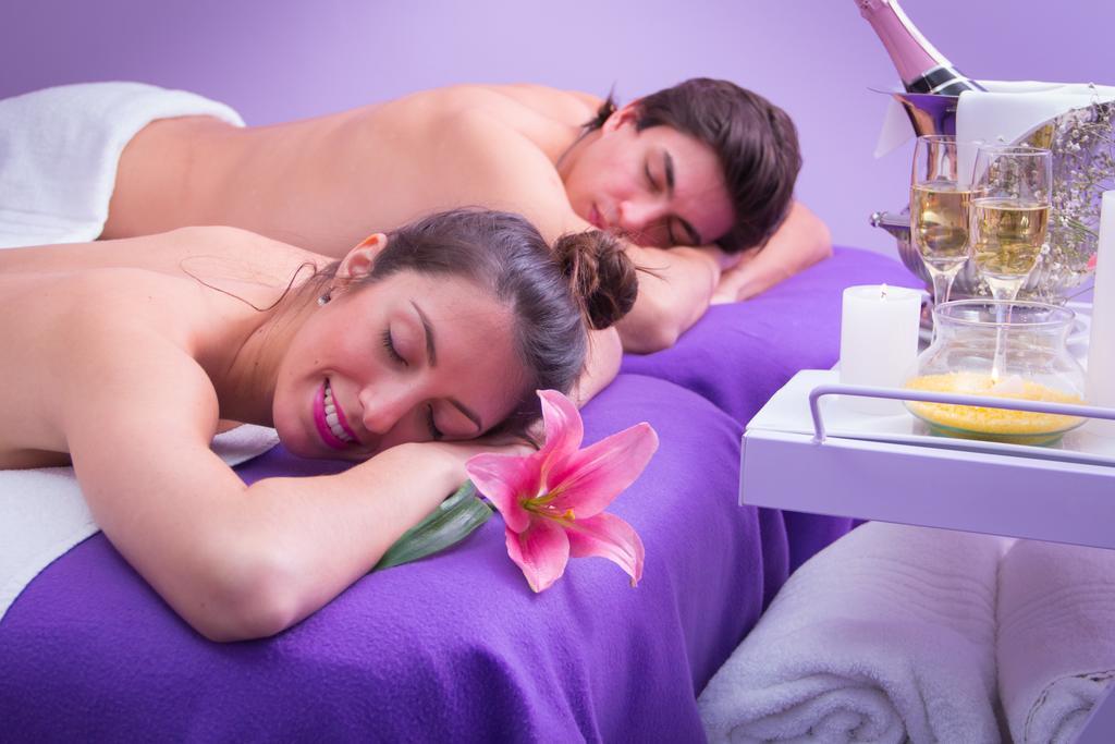 Howard Johnson Plaza Resort & Casino Mayorazgo Parana Exterior photo A couple relaxing at a spa