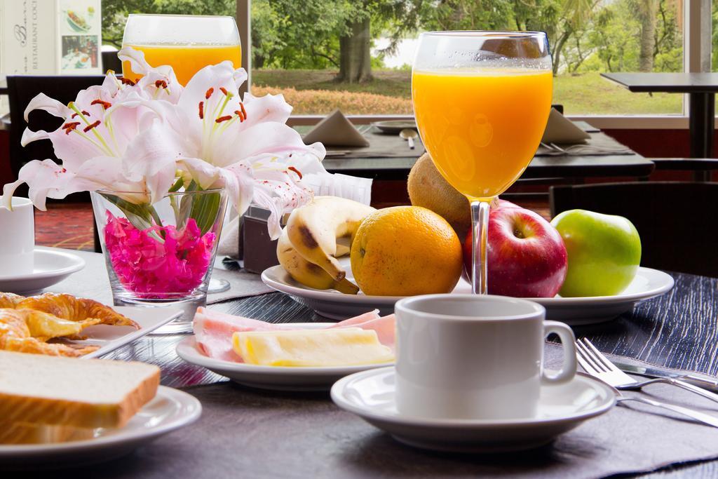 Howard Johnson Plaza Resort & Casino Mayorazgo Parana Exterior photo A breakfast table