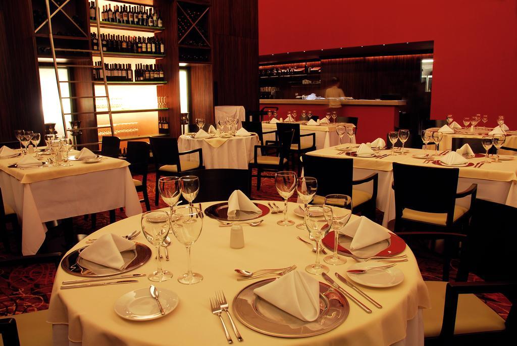 Howard Johnson Plaza Resort & Casino Mayorazgo Parana Exterior photo Restaurant in the hotel