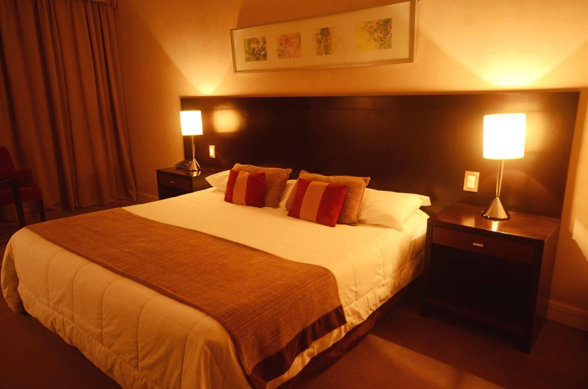 Howard Johnson Plaza Resort & Casino Mayorazgo Parana Exterior photo A bedroom at the hotel