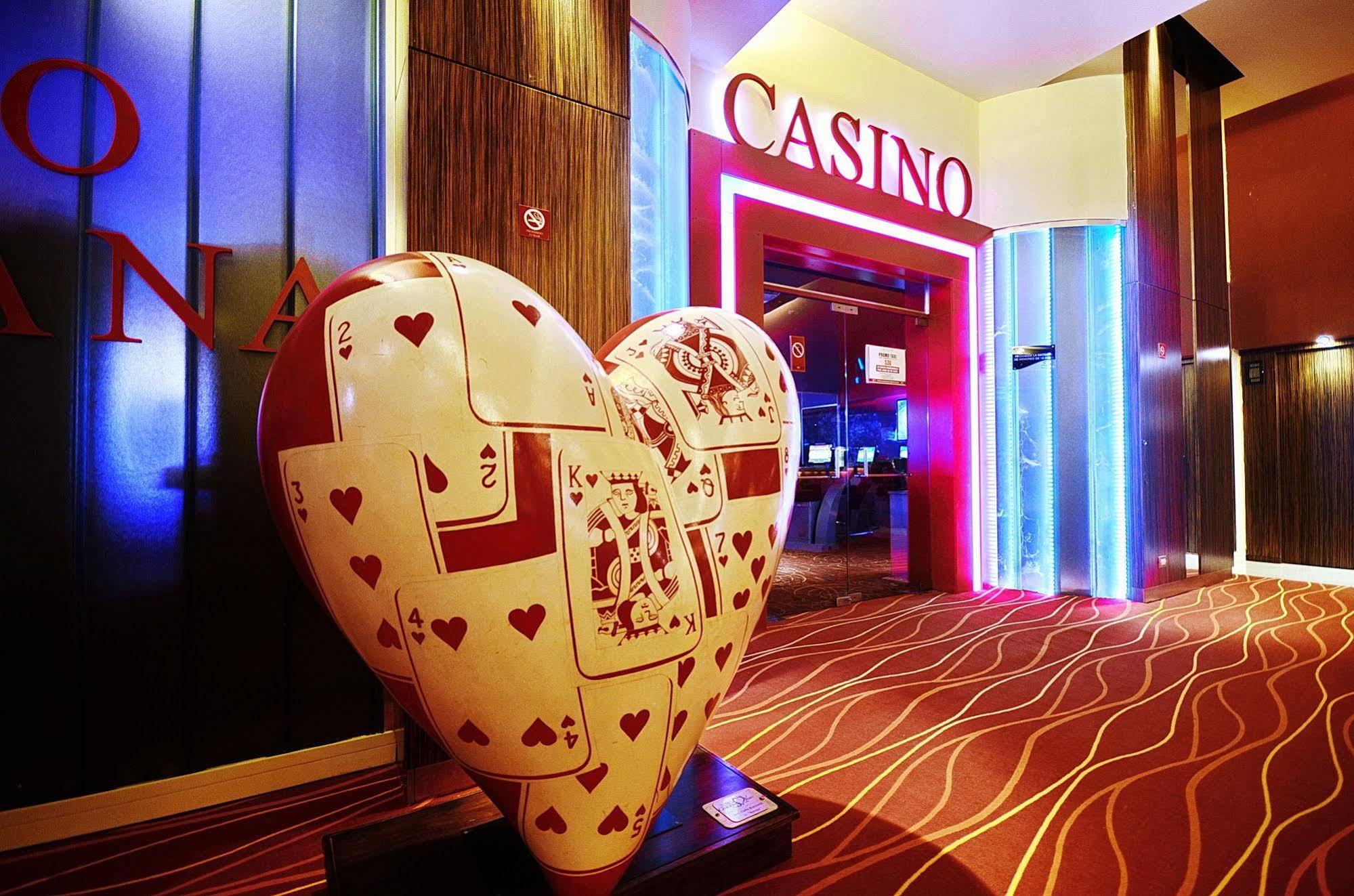 Howard Johnson Plaza Resort & Casino Mayorazgo Parana Exterior photo Casino