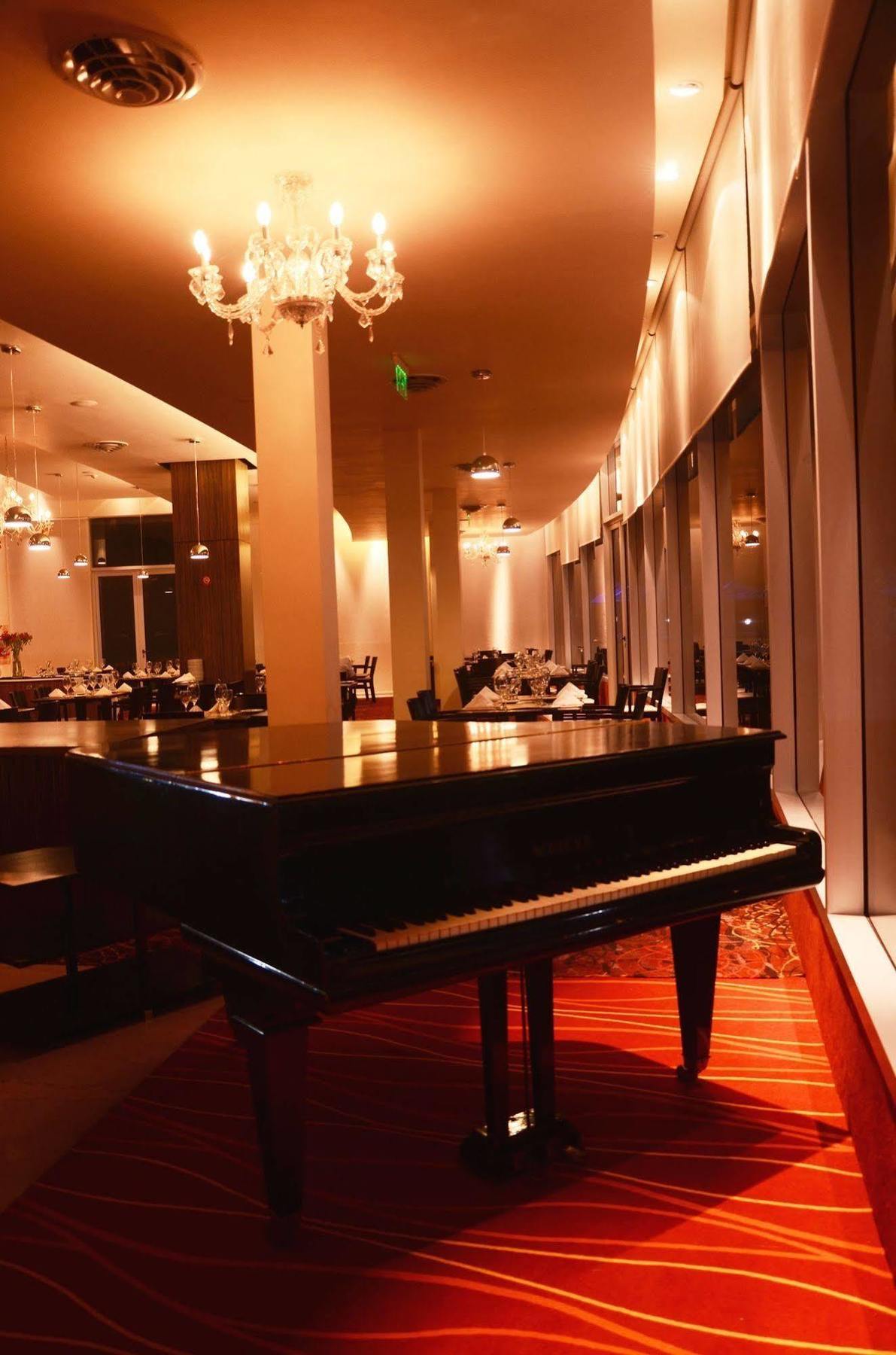 Howard Johnson Plaza Resort & Casino Mayorazgo Parana Exterior photo The piano at the restaurant